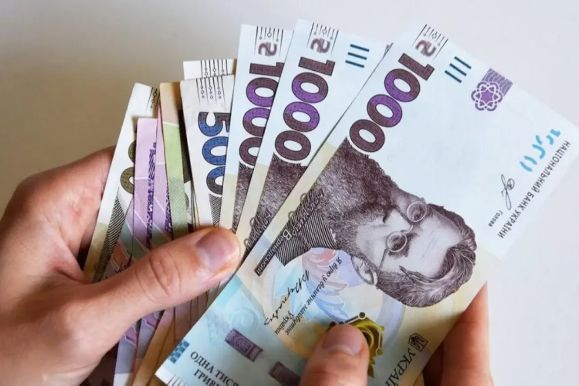 Кабмін ухвалив рішення про разову виплату 50 тис. грн цивільним, звільненим із російського полону. Роз’яснюємо, хто і як може отримати допомогу.