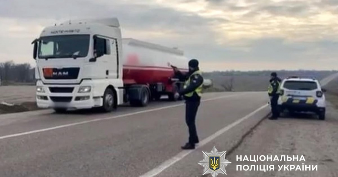 На Одещині зняли обмеження руху на трасі М-15 Одеса — Рені в селі Маяки після російських ударів по мосту через Дністер.
