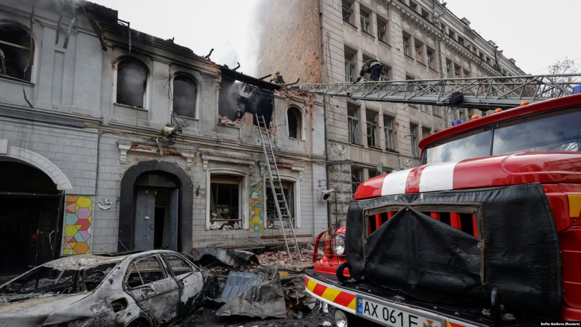 Атака військ РФ на ТЕЦ у передмісті Харкова спричинила зниження напруги, перебої з теплом і транспортом, є загиблий та поранені.