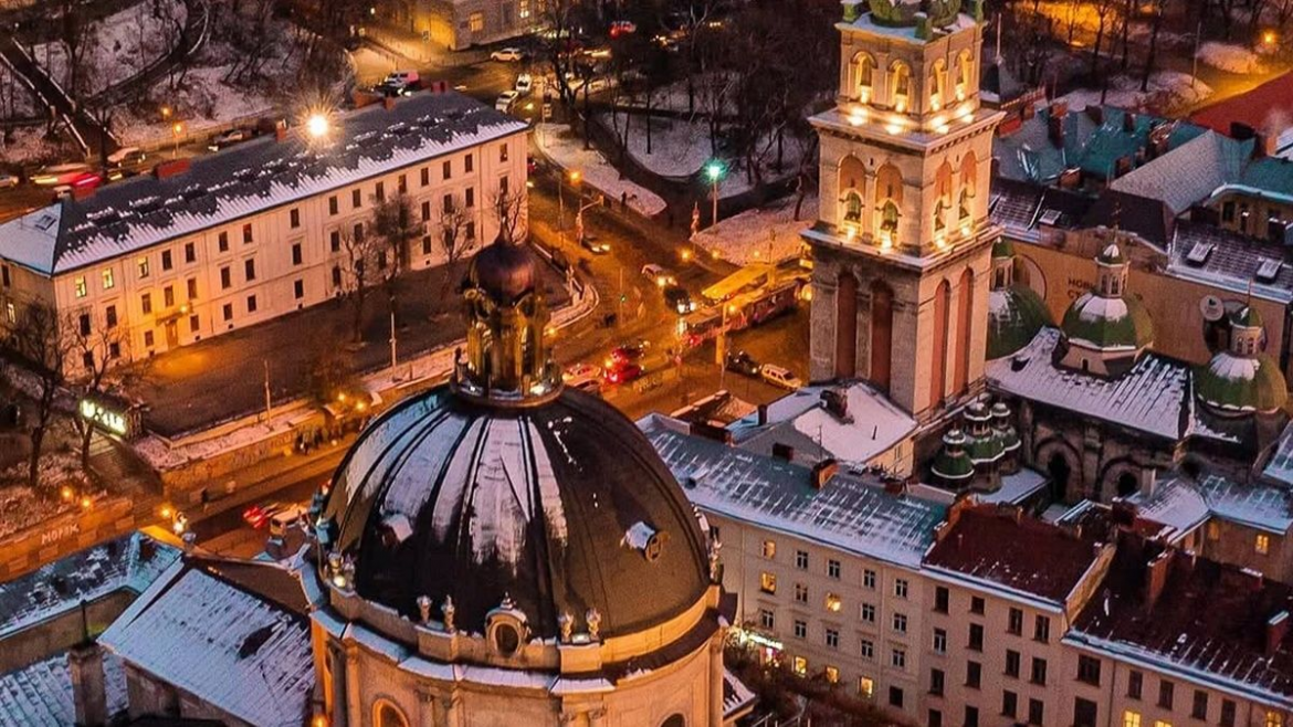 Де святкувати Новий рік 2026 у Львові? Огляд ресторанів Валентино, Emily Resort та Бухти Вікінгів. Ціни, програми, безкоштовні локації та поради для туристів.
