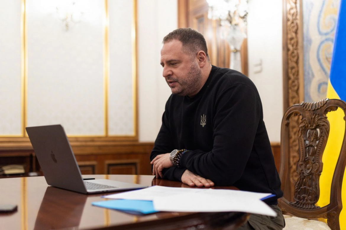 Андрій Єрмак після відставки провів особисту розмову з Володимиром Зеленським. Джерела розповіли, що для нього це стало серйозним ударом.