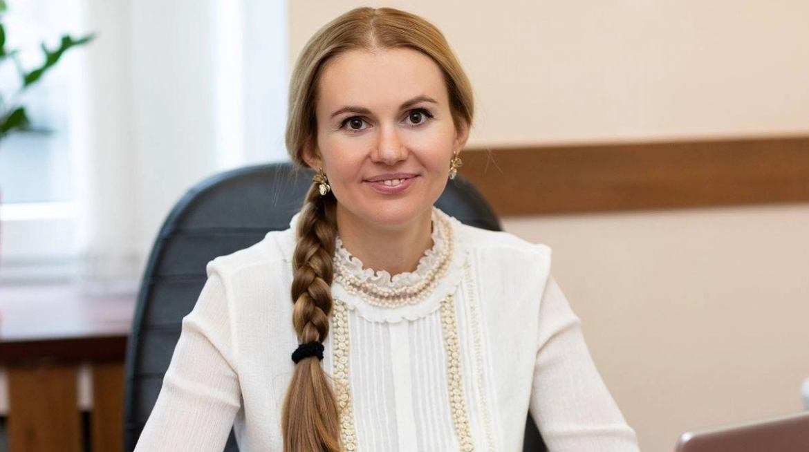 Анна Скороход стверджує, що НАБУ сфабрикувало фото з грошима, а підозри проти неї є політичною провокацією. Деталі обшуків та справи.
