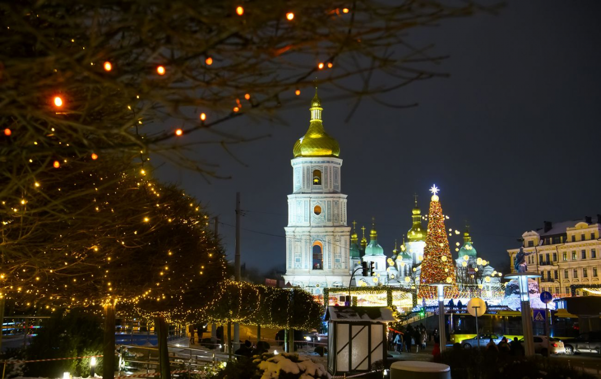 Київська міська військова адміністрація повідомила, що на 25 грудня та 1 січня комендантська година й робота транспорту залишаться без змін через актуальні загрози.