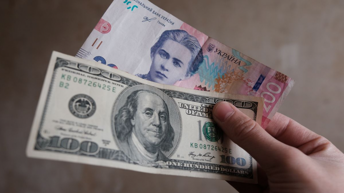 НБУ оголосив офіційні курси валют на 11 грудня 2025 року: подорожчали долар, євро та злотий. Гривня демонструє подальше ослаблення щодо ключових іноземних валют.