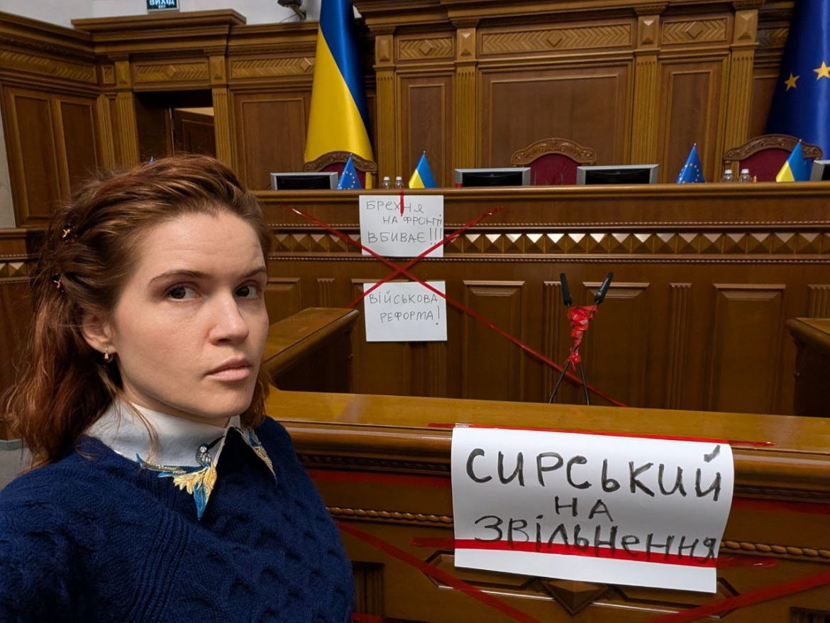 Мар’яна Безугла заблокувала трибуну Верховної Ради та вимагає звільнення Головнокомандувача ЗСУ Олександра Сирського і військової реформи.