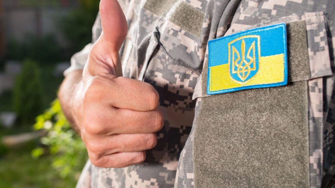 В Україні у січні 2026 року діє виплата 1 500 грн для ветеранів і осіб з інвалідністю внаслідок війни. Умови, строки та порядок оформлення через Дію.