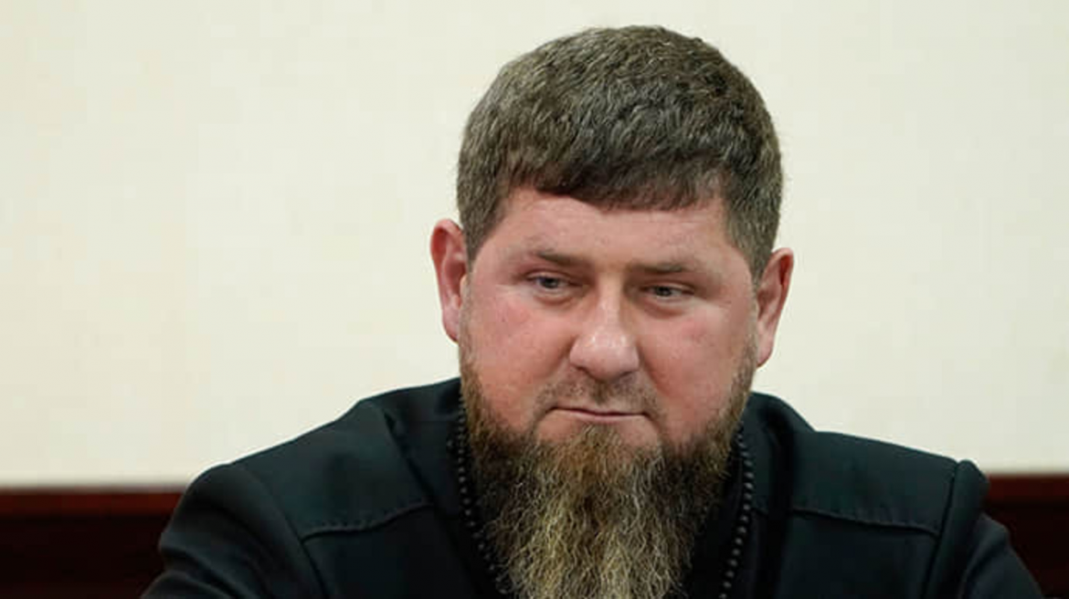 Рамзан Кадиров перебуває на діалізі через відмову нирок, родина приїхала до Чечні, офіційних підтверджень смерті немає, повідомляють джерела.