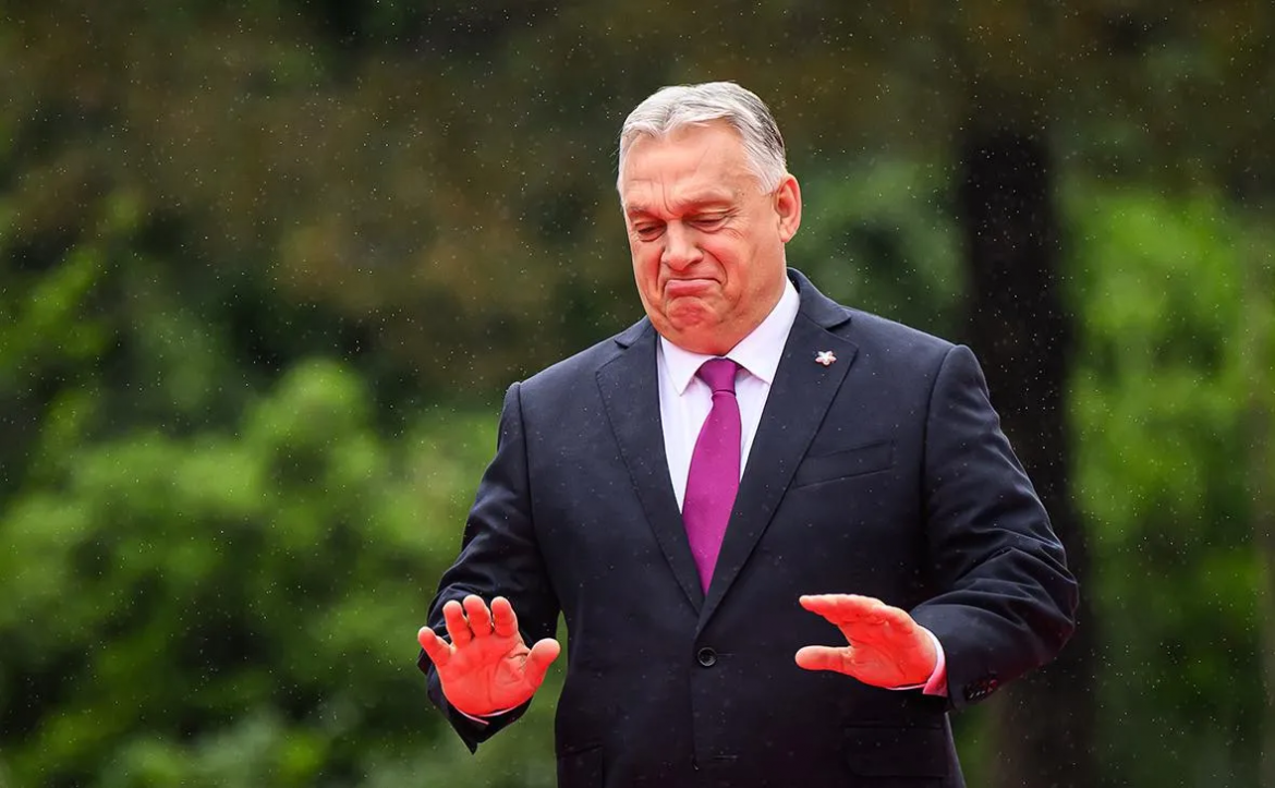 Орбан різко відреагував на слова Зеленського в Давосі, звинуватив його в образах та знову підтвердив відмову Угорщини від військової допомоги Україні.