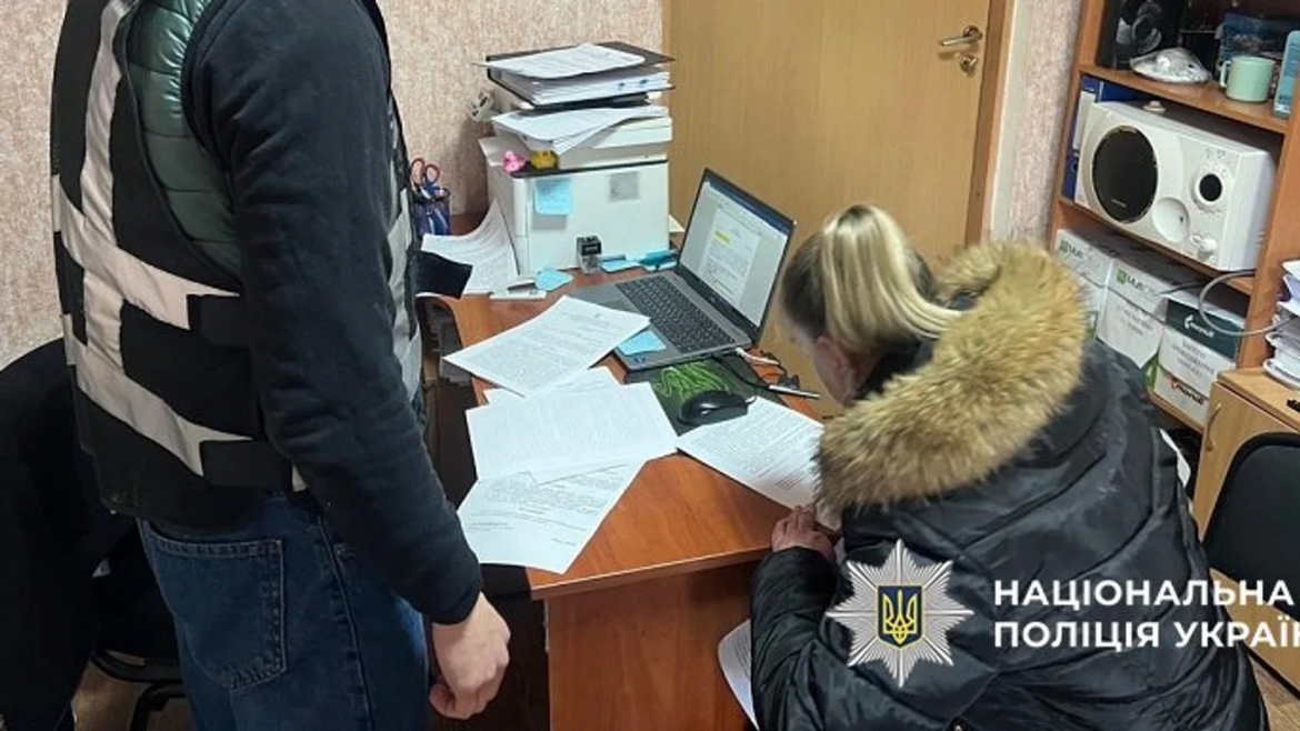У Києві 36-річну жінку підозрюють у катуванні 9-річного сина. Слідство встановило систематичне насильство, травми виявили у школі.