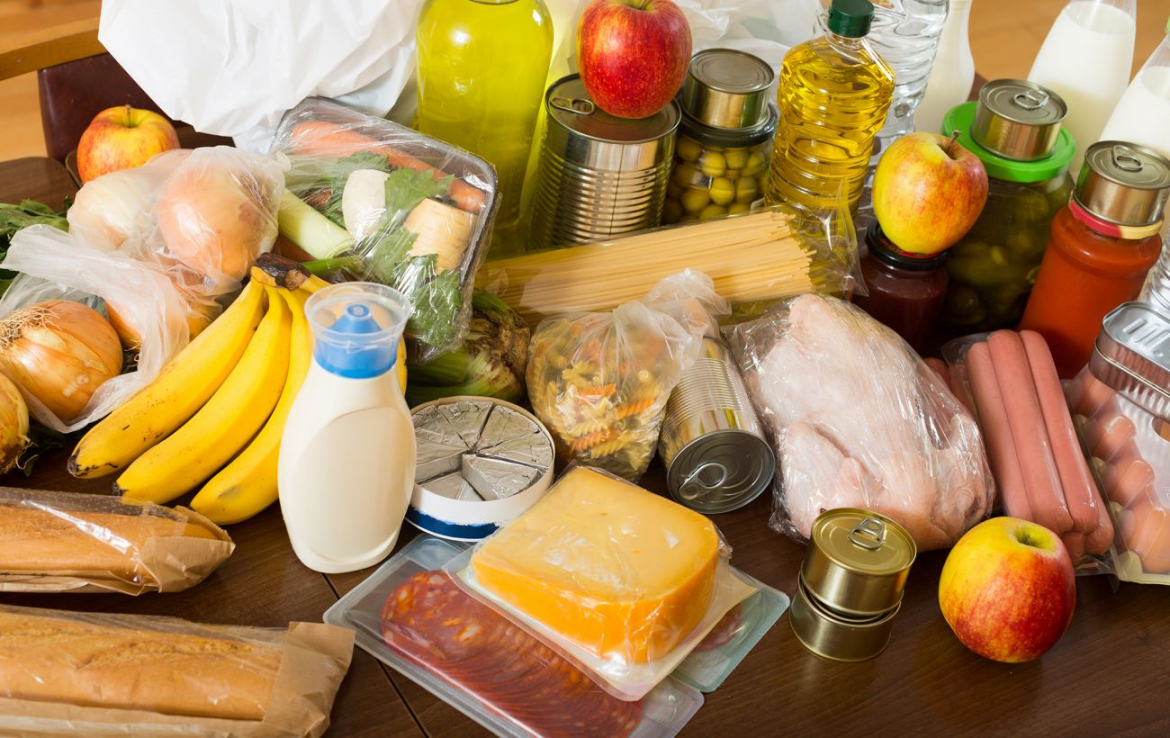 Яку їжу купити на випадок блекауту: дізнайтеся про продукти, що зберігаються роками. Повний список для дому та укриття, правила вибору консервів та ультрапастеризації.