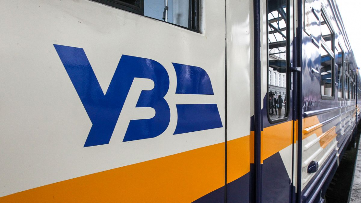 Укрзалізниця змінює рух поїздів через обстріли РФ: обмеження сполучень, стикувальні рейси, можливі затримки у прифронтових регіонах.