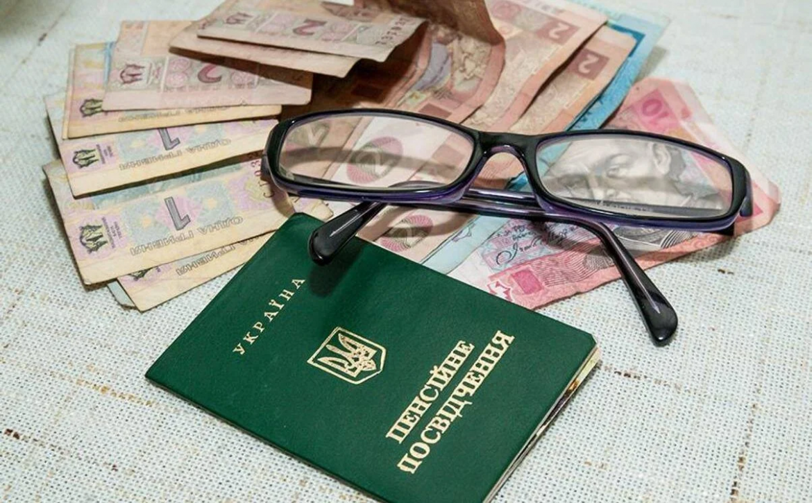 Призупинення пенсій у 337 тисяч українців: хто не отримав виплати та як відновити пенсію у 2026 році, деталі та способи оформлення.