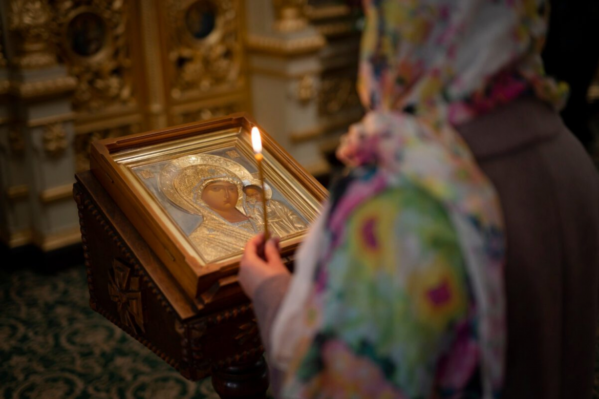 Що святити на Стрітення Господнє: детальний гайд по громничних свічках. Як освячена вода та молитва захищають оселю від негоди та хвороб протягом усього року.