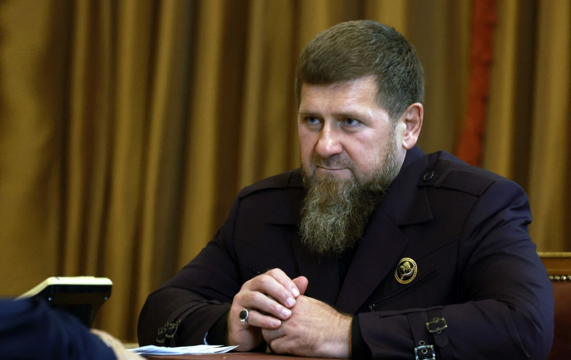 Голова Чечні Рамзан Кадиров перебуває у лікарні у важкому стані через відмову нирок, джерела повідомляють про можливі кадрові зміни.