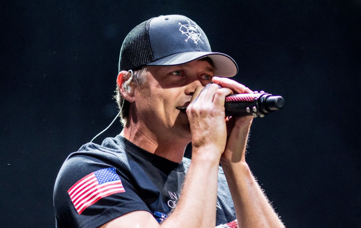 Помер фронтмен "3 Doors Down" Бред Арнольд у 47 років після боротьби з раком нирки. Він був автором хіта "Kryptonite" та вокалістом гурту.