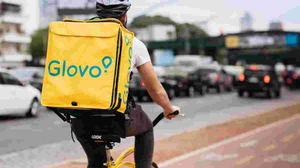 Glovo масово списує з клієнтів тисячі гривень чайових через технічний збій. Компанія обіцяє повне повернення коштів постраждалим користувачам.