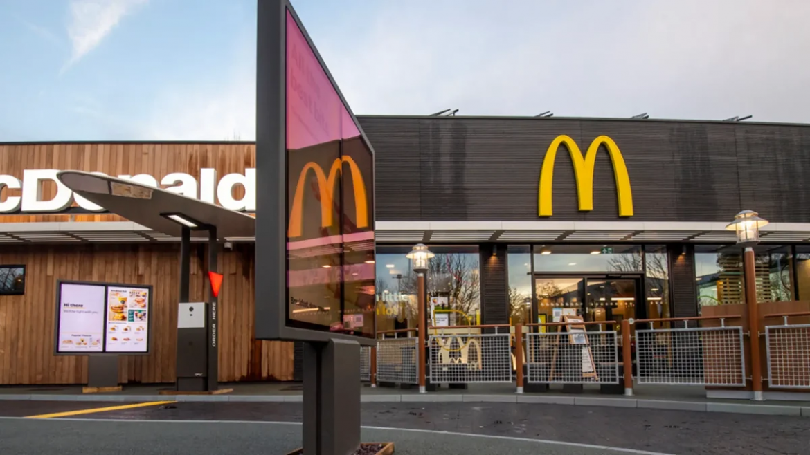 У Поляниці на території Буковеля будують McDonald’s. Роботи стартували 20 листопада 2025 року, відкриття ресторану заплановане на 2026 рік.