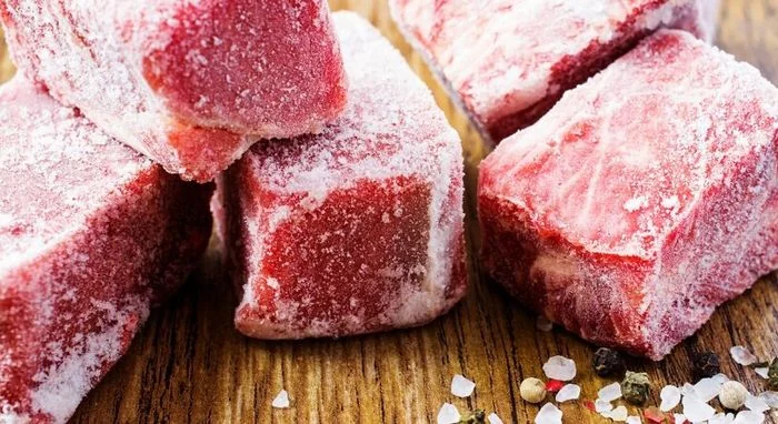 Чи можна смажити заморожене м’ясо: кулінарні ризики та професійні лайфхаки для вечері