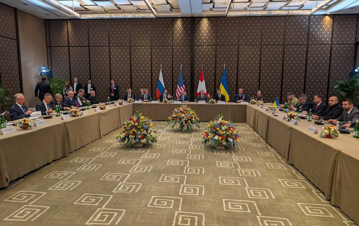 У Женеві триває другий день переговорів України, США та РФ. Умєров заявив про роботу в політичному й військовому блоках та уточнення параметрів рішень.