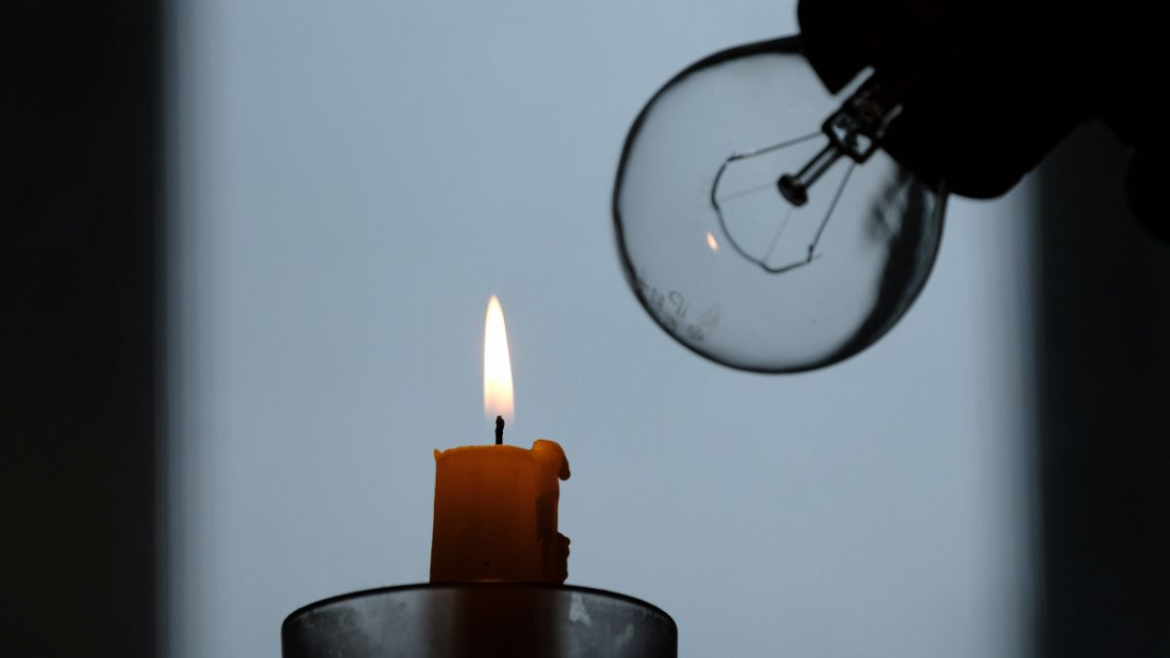 У Києві та Київській області 19 лютого 2026 року діятимуть погодинні відключення світла. Опубліковано повний перелік черг і часові інтервали обмежень.