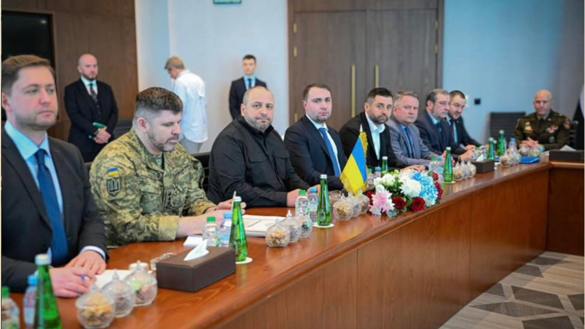 Другий день переговорів у Абу-Дабі: США, Україна та Росія проводять трьохсторонні консультації та роботу в групах, повідомляє FBC.net.ua.