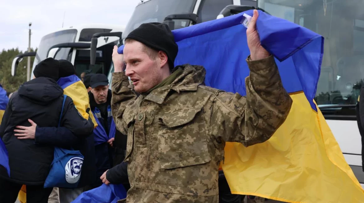 Україна повернула з російського полону ще 300 військових і двох цивільних у другому етапі обміну за домовленостями у Женеві. Більшість оборонців перебували в неволі понад рік.