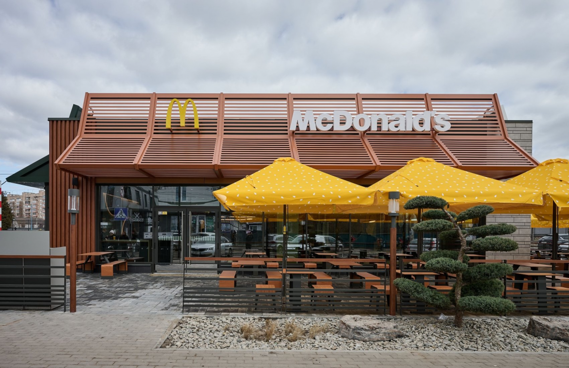 У центрі Ірпеня 6 березня відкрили перший ресторан McDonald’s. Заклад біля вокзалу став 123-м в Україні, створив понад 70 робочих місць і працює з McDrive та McDelivery.