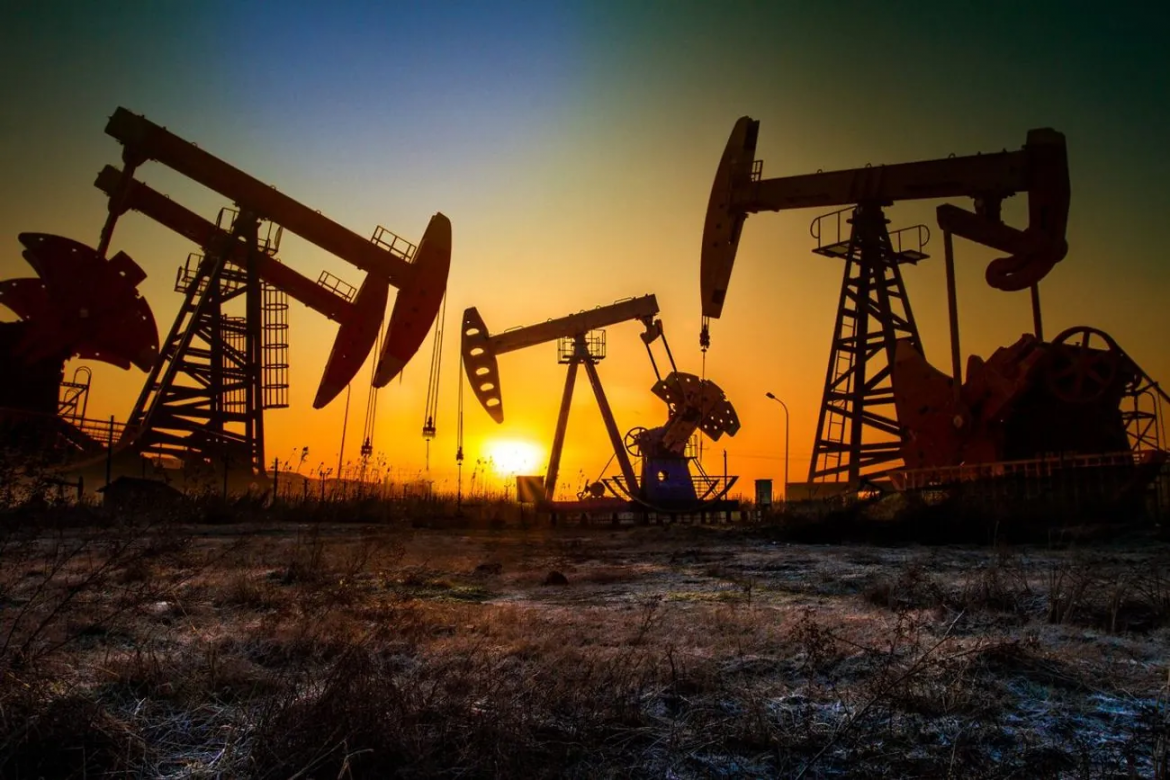 Через бойові дії в Ірані світові ціни на нафту перевищили $100 за барель. Ф’ючерси Brent та WTI різко зросли, тоді як фондові індекси США відкрилися значним падінням.