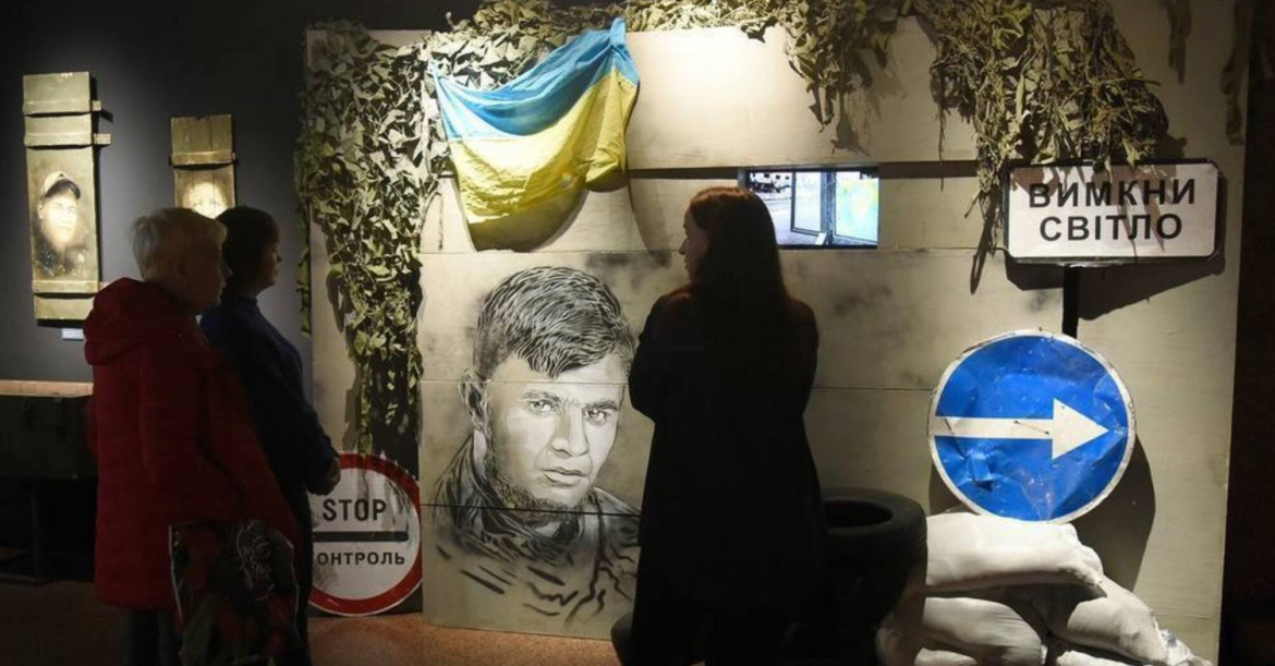 У Києві відкривається фотовиставка «До світла», присвячена героям енергетичного фронту під час зимових блекаутів. Дата, локація, вхід.