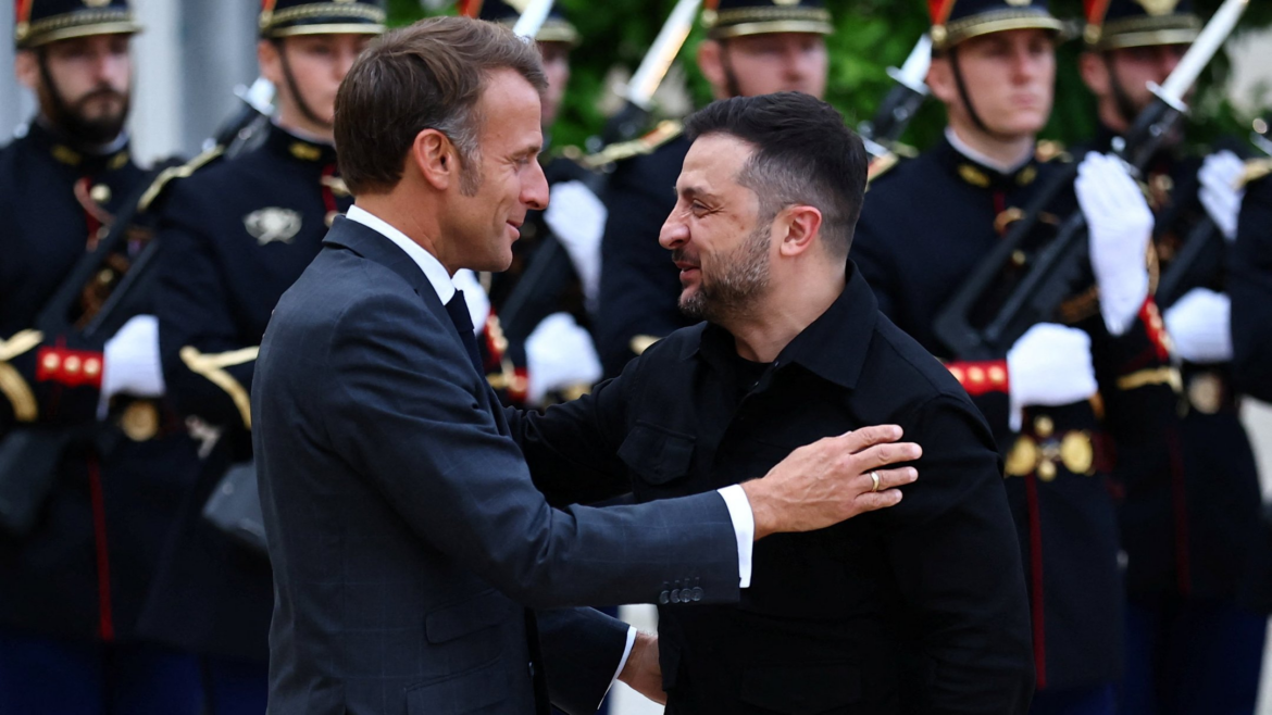 Президент України Володимир Зеленський прибув до Парижа на переговори з Емманюелем Макроном. Лідери обговорять підтримку України, тиск на Росію та гарантії безпеки.