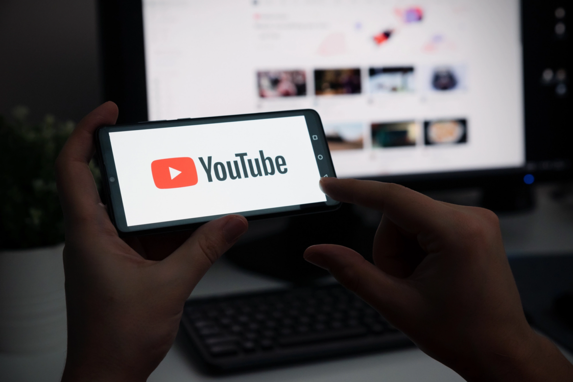 YouTube почав глобально показувати 30-секундні рекламні ролики без пропуску на Smart TV. Google використовує ШІ для вибору тривалості реклами та розширює монетизацію телевізійної аудиторії.