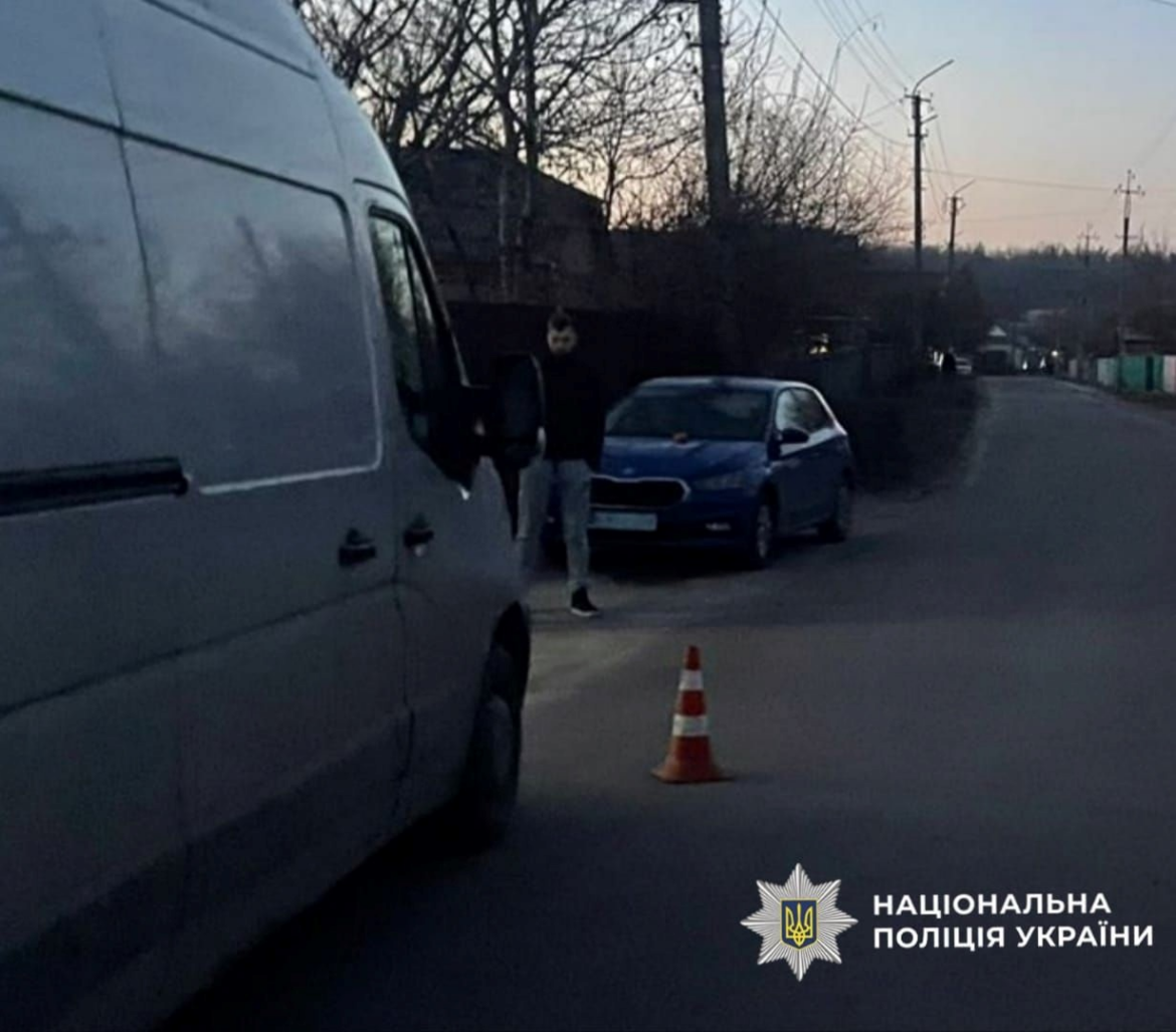 У селі Борова на Фастівщині 28-річний водій Renault збив дев’ятирічну дівчинку, яка вибігла на дорогу. Дитину госпіталізували, поліція відкрила кримінальне провадження.