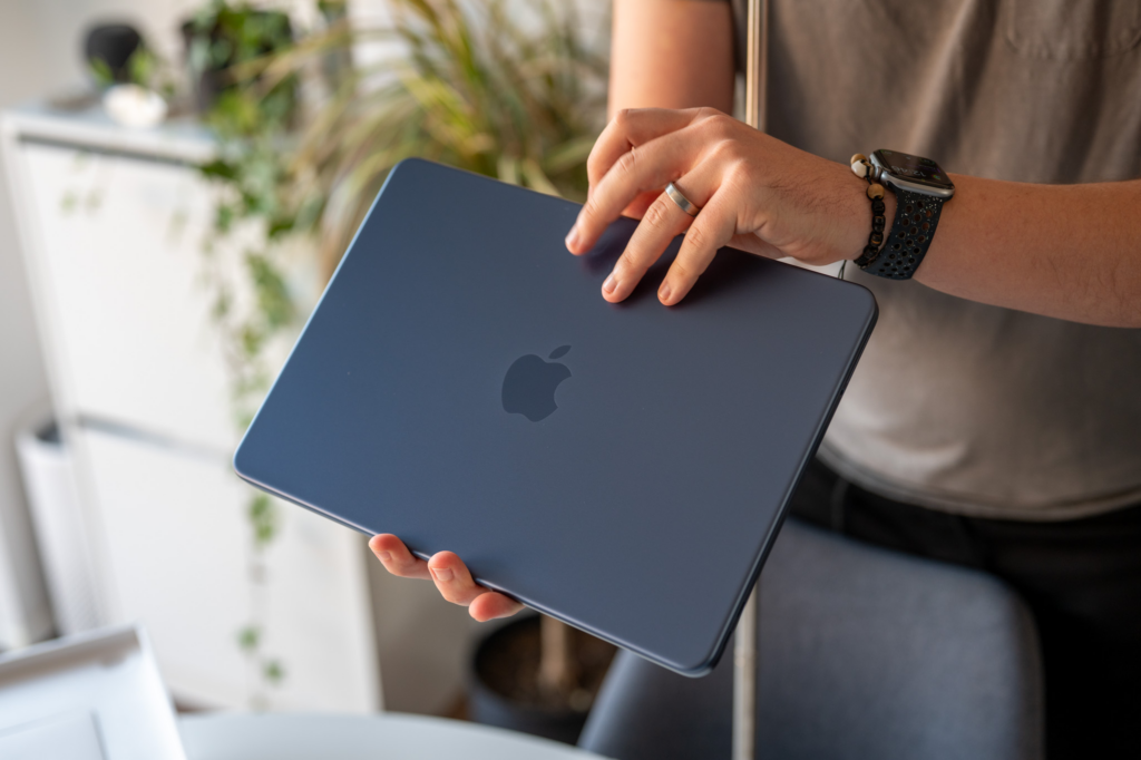 Купити MacBook Neo в Україні: характеристики найдешевшого ноутбука Apple та ціни на M5