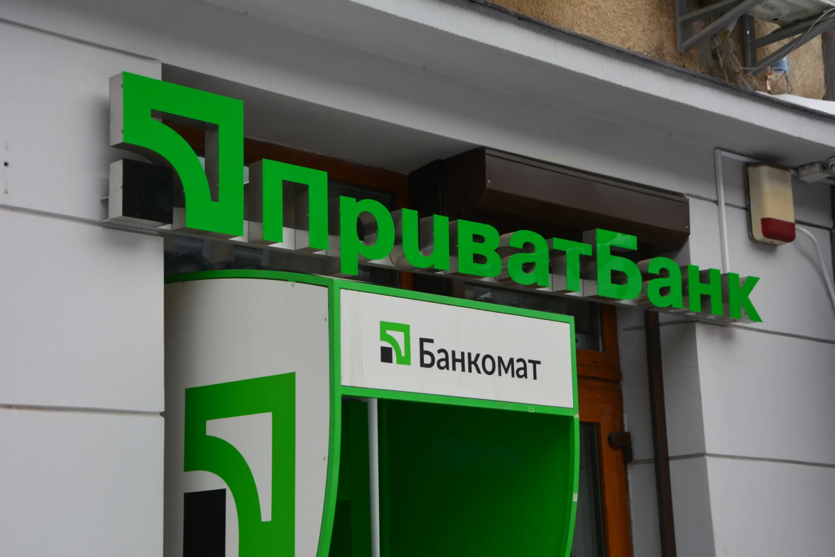 ПриватБанк запустив нову послугу для розрахунків через IBAN-сканер. Використовуйте камеру смартфона для миттєвого заповнення платіжних реквізитів у Приват24 без помилок.