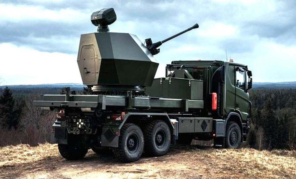 Нові мобільні ПВО RapidRanger на фронті забезпечують захист від дронів та вертольотів. Характеристики установки, лазерне наведення та 4 ракети Starstreak на борту.
