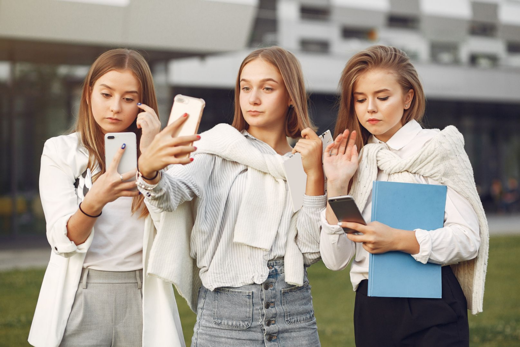 В Україні хочуть заборонити школярам користуватися смартфонами: деталі законопроєкту №15105