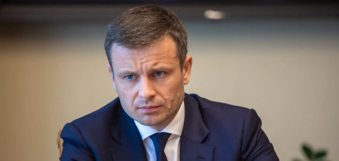 Кабмін відмовився від великого податкового законопроекту та вводить ПДВ на посилки з 0 євро. Дізнайтесь про податок 5% на цифрові доходи та долю військового збору 2026.