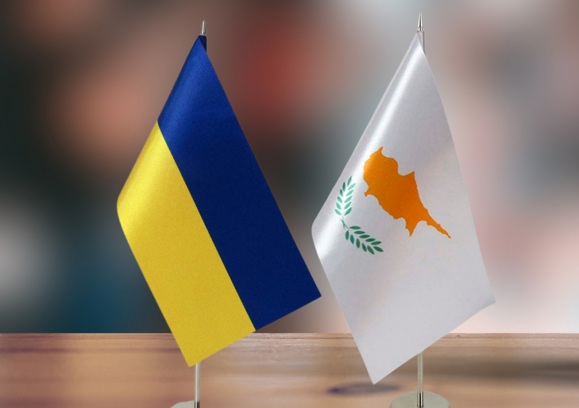 Що робити українцям в Саудівській Аравії 2026: контакти посольства в Ер-Ріяді, заповнення анкети МЗС через Іран та безпечні маршрути повернення в Україну зараз.