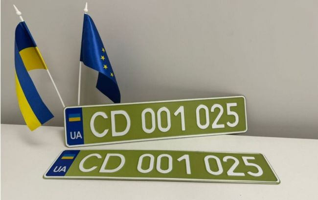 Дипломатичні номерні знаки в Україні: оливковий колір та нові коди для посольств