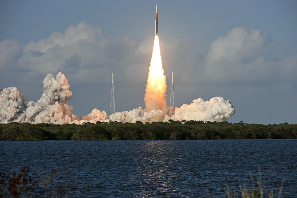 Запуск місії Artemis II — ключовий етап повернення NASA на Місяць. Подробиці старту ракети SLS, завдання екіпажу Orion та восьмиденний план польоту у 2026 році.
