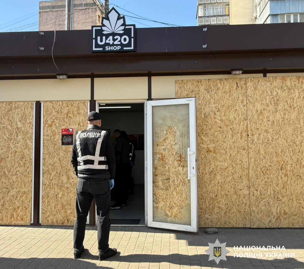 Мережа U420 повністю припинила діяльність після втручання Генпрокуратури. Читайте про викриття схеми продажу синтетики в Києві, Львові, Харкові та Одесі.
