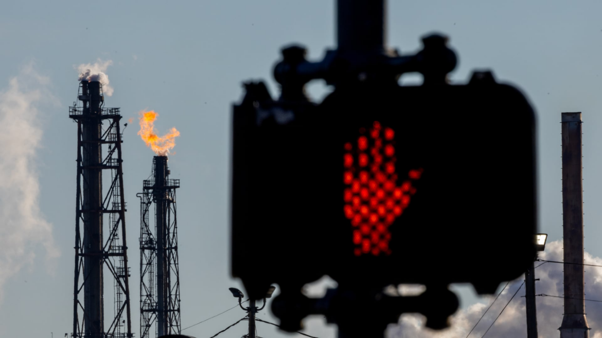 США продовжили дозвіл на постачання і продаж російської нафти 18 квітня 2026 року. Огляд ліцензії Мінфіну США про тимчасове зняття санкцій на нафтопродукти та нафту.