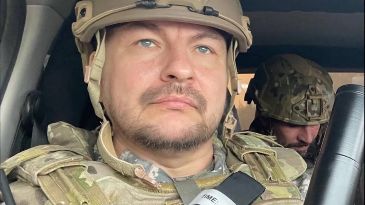 Сергій Флеш Бескрестнов дивом вижив після прямого влучання реактивного Шахеда у стіну будинку. Читайте подробиці замаху на радника Міноборони та стан його здоров'я.