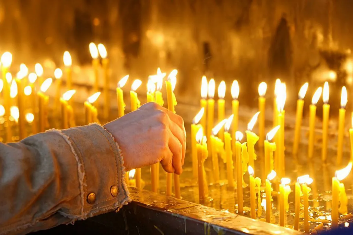 Яке сьогодні церковне свято: дізнайтеся про вшанування єпископа Януарія 21 квітня та традиції Радониці. Повний гайд по поминальних звичаях та народних прикметах.