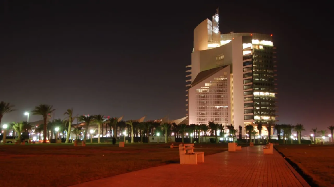 Штаб-квартира Kuwait Petroleum Corporation атакована іранським дроном. Читайте про пожежу в Кувейті, удари по НПЗ та енергетичну війну в Перській затоці на FBC.net.ua.