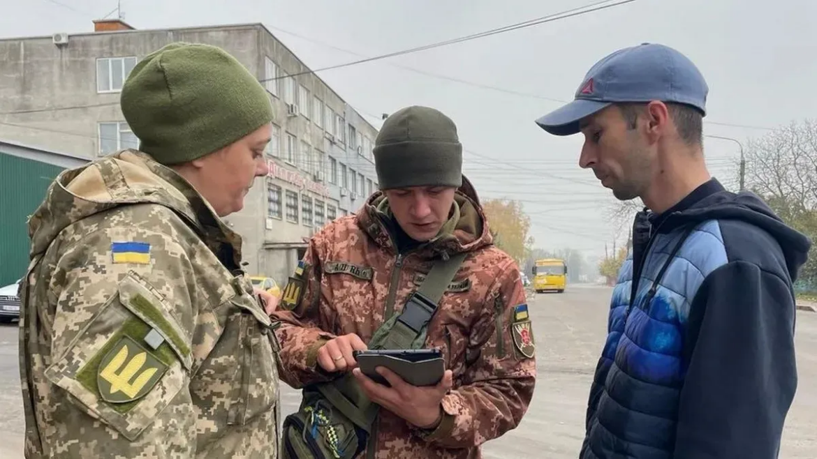 Штраф ТЦК скасовано: суддя визнав виклики через месенджери незаконними. Дізнайтеся, як оскаржити постанову 5100 грн за неявку до військкомату без належної повістки.