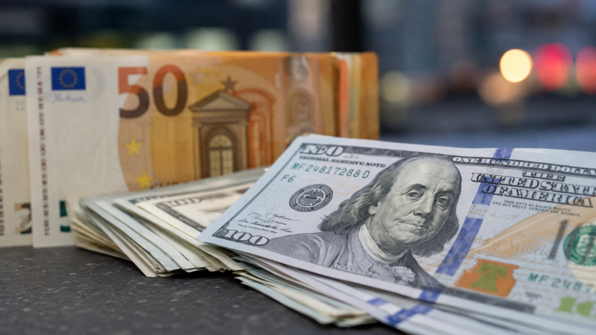Курс долара в Україні 11 травня зріс у банках та обмінниках. Скільки коштують долар і євро та що прогнозують експерти.