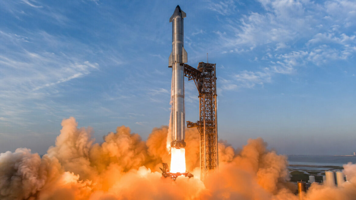 Starship V3 уперше злетіла з бази SpaceX у Техасі: як пройшов тест, які проблеми виникли та що це означає для NASA.