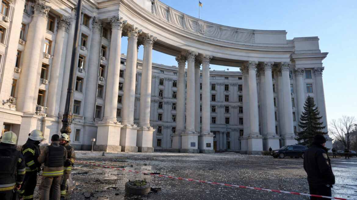 Будівля МЗС України пошкоджена після атаки РФ на Київ. Відомо про вибиті вікна та реакцію Андрія Сибіги.