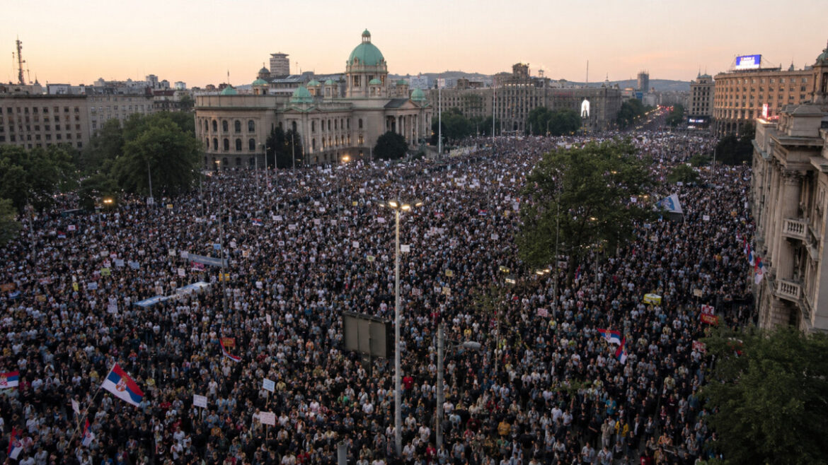 Протести в Сербії зібрали десятки тисяч людей у Белграді: учасники вимагають виборів, відповідальності влади та змін.